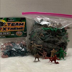 Team Xtreme Plastic Army Men - Mixed Colors